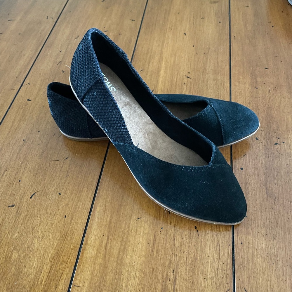 Toms black suede flats